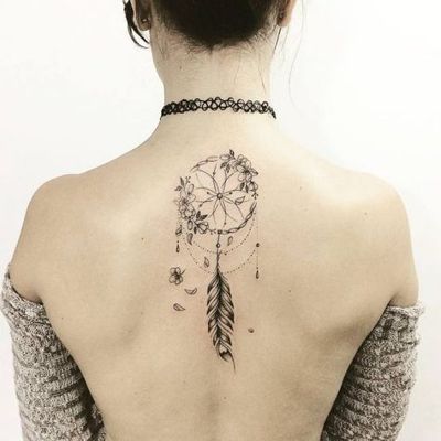  Tatouage attrape rêve tatoué très fin sur le haut du dos